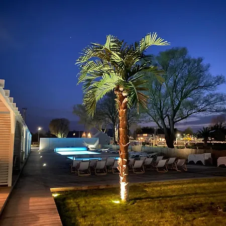 Destino Wakacyjne Domki-dwa Podgrzewane Baseny-drink Bar Дом отдыха