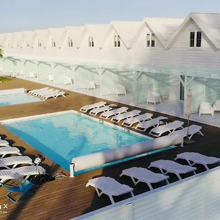 Destino Wakacyjne Domki-dwa Podgrzewane Baseny-drink Bar Casa de Férias